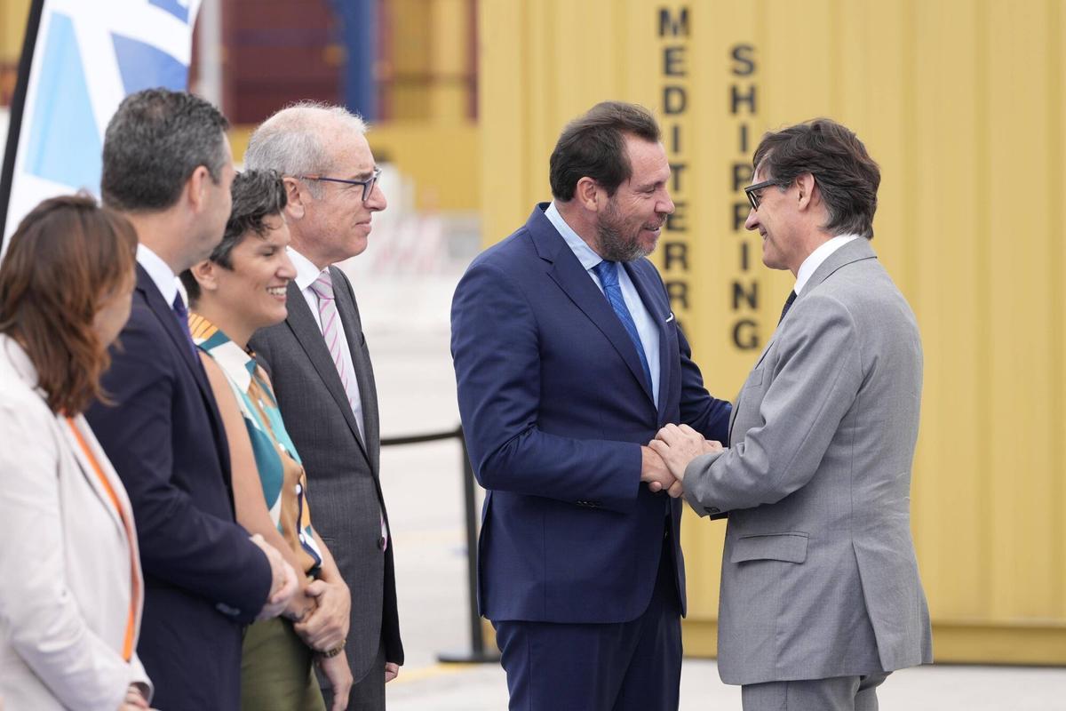 El presidente Salvador Illa saluda al ministro de Transportes, Óscar Puente, durante la inauguración de la ampliación de la terminal de contenedores BEST de Hutchison Ports en el Puerto de Barcelona, en julio de 2025.