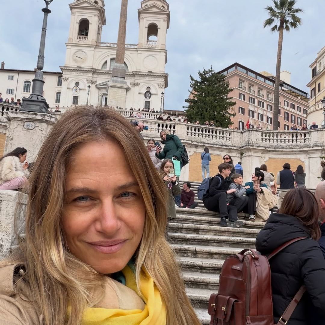 Martina Klein en las escaleras de Piazza di Spagna, Roma