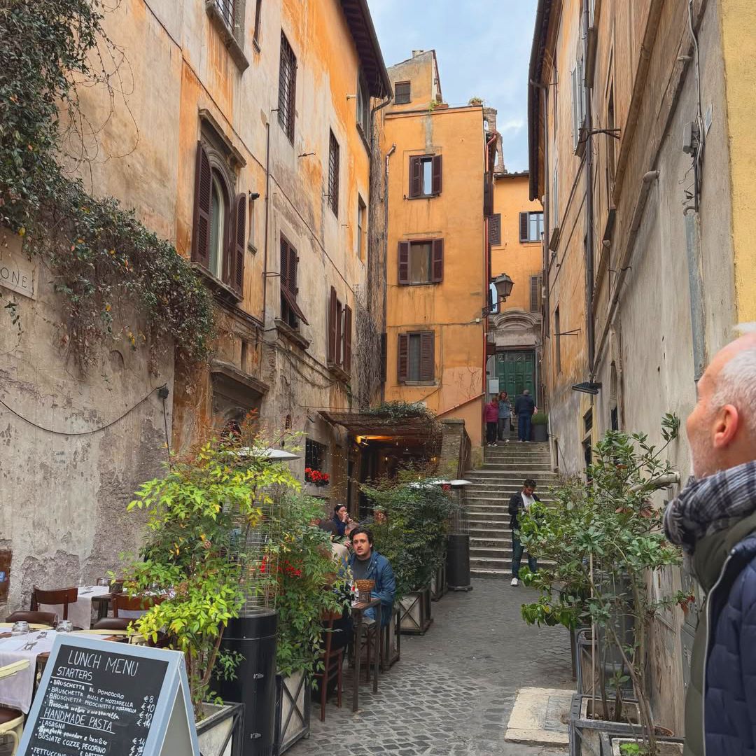 Alex Corrella en el Vicolo di San Simone, un callejón escondido en Roma