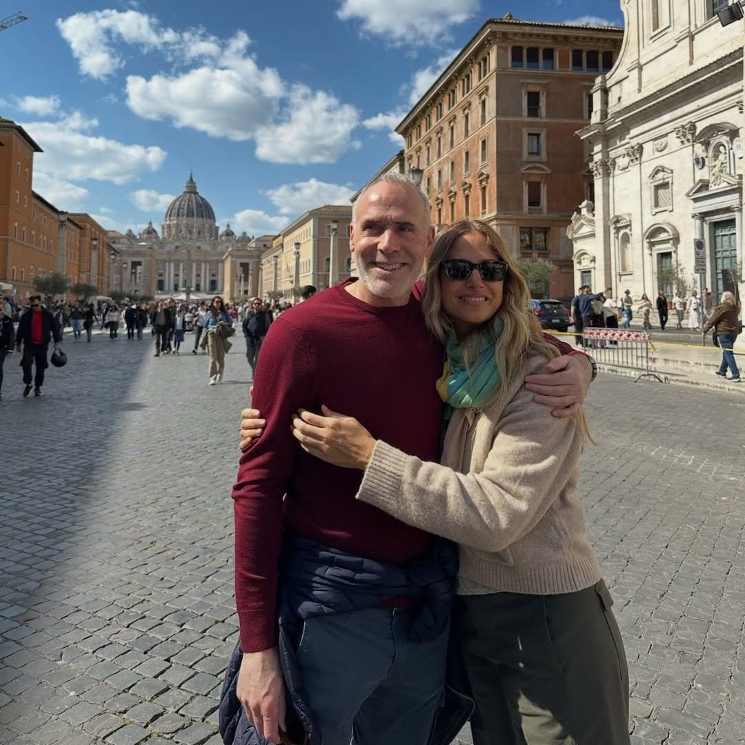 Martina Klein y Alex Corretxa en la Avenida de la Consolatione y el Vaticano al fondo, Toma