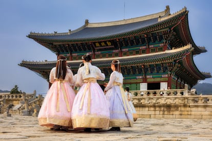 Niñas con trajes tradicionales de Corea del Sur en el Palacio Gyeongbokgung, Seúl.