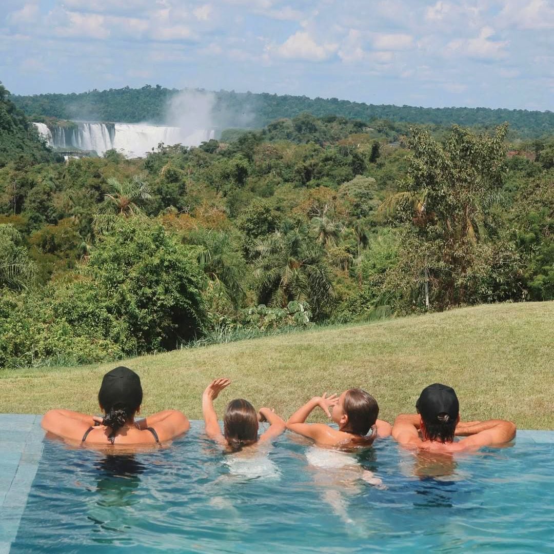Carla Pereyra y Diego Pablo Simeone con sus hijas en Iguazú, Argentina