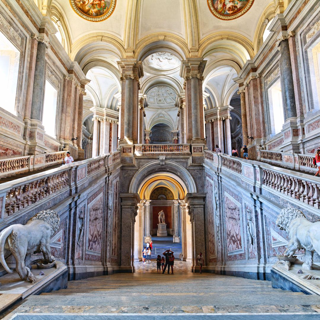 La monumental escalera del Palacio de Caserta, Italia