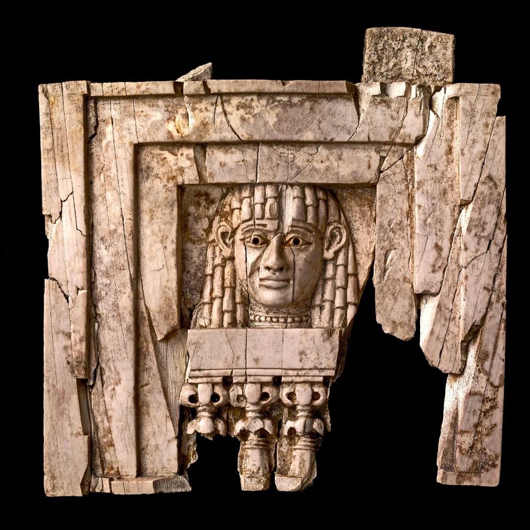 Escultura de marfil que representa a una mujer asomada a una ventana, 900-700 a.C. BC, palacio del noroeste, Nimrud