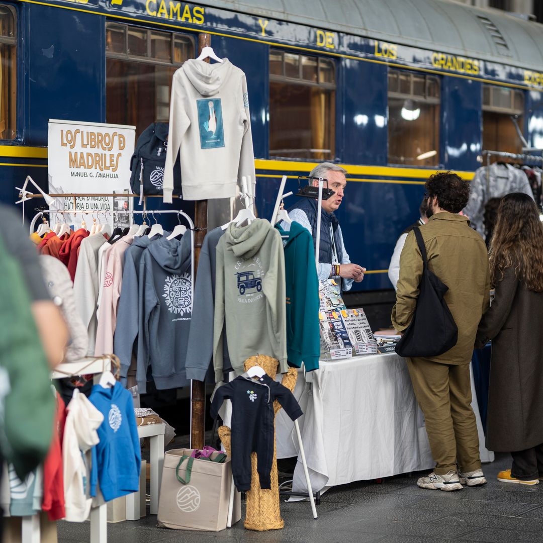Puesto de ropa en el mercado del automóvil de Madrid