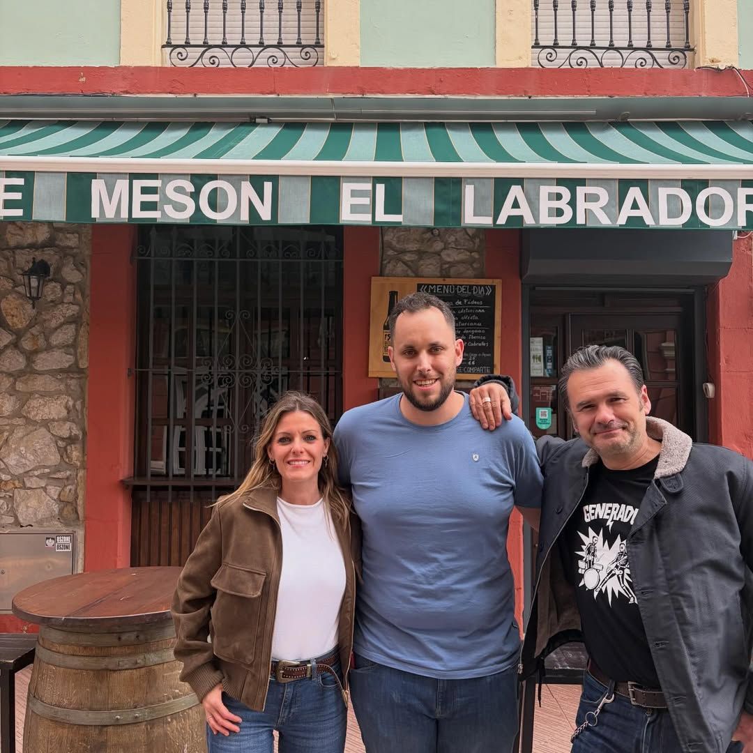 Andrea Ropero e Iñaki López en un albergue de Ribadesella, Asturias