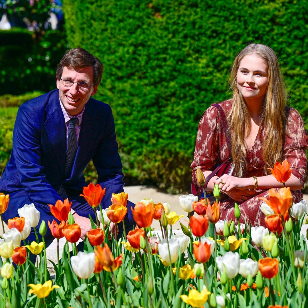 José Luis Martínez-Almeida y Amalia de Holland en un jardín de tulipanes