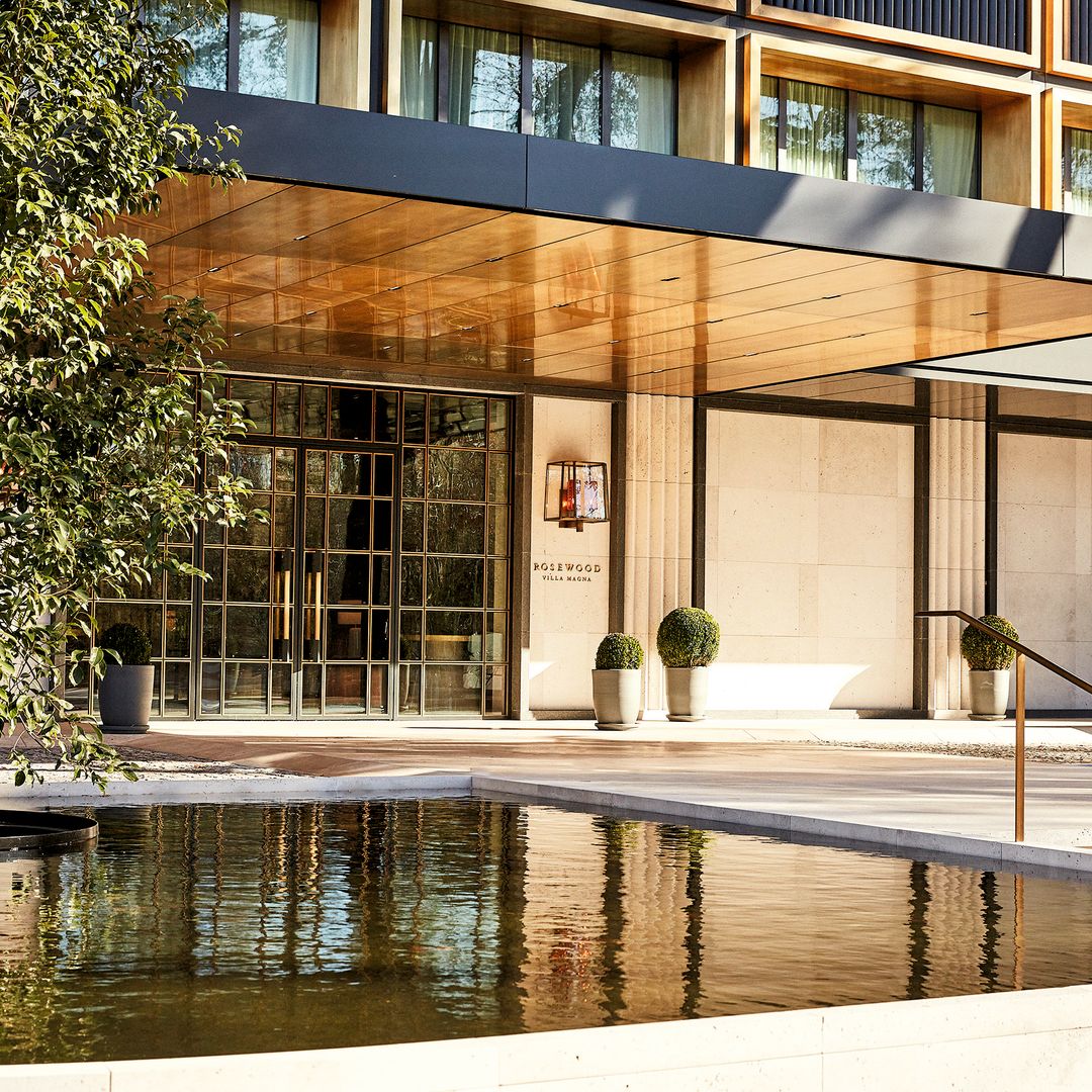 Acceso al hotel Villa Magna de Madrid