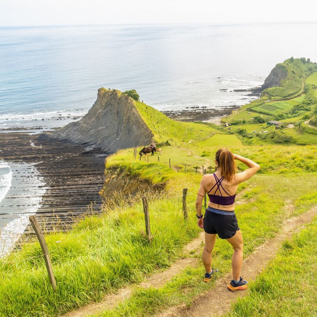 Sendero por los acantilados de flysh cerca de Zumaia, Guipúzcoa