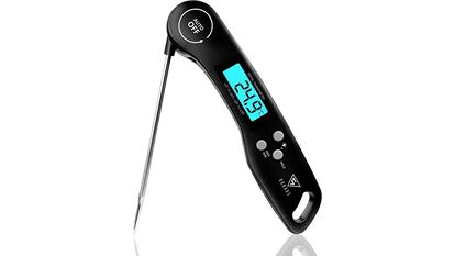 Elementos esenciales de cocina sobre fondo blanco.