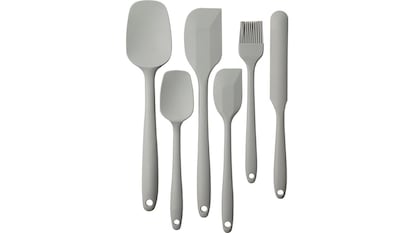 Elementos esenciales de cocina sobre fondo blanco.