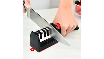 Elementos esenciales de cocina sobre fondo blanco.