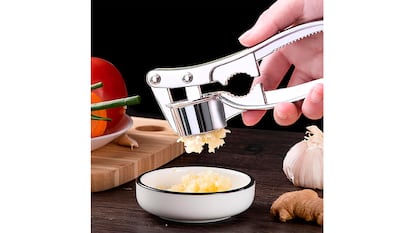 Elementos esenciales de cocina sobre fondo blanco.