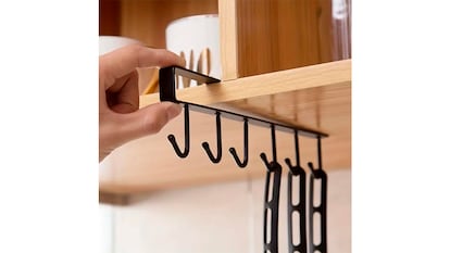 Elementos esenciales de cocina sobre fondo blanco.