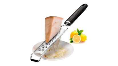 Elementos esenciales de cocina sobre fondo blanco.