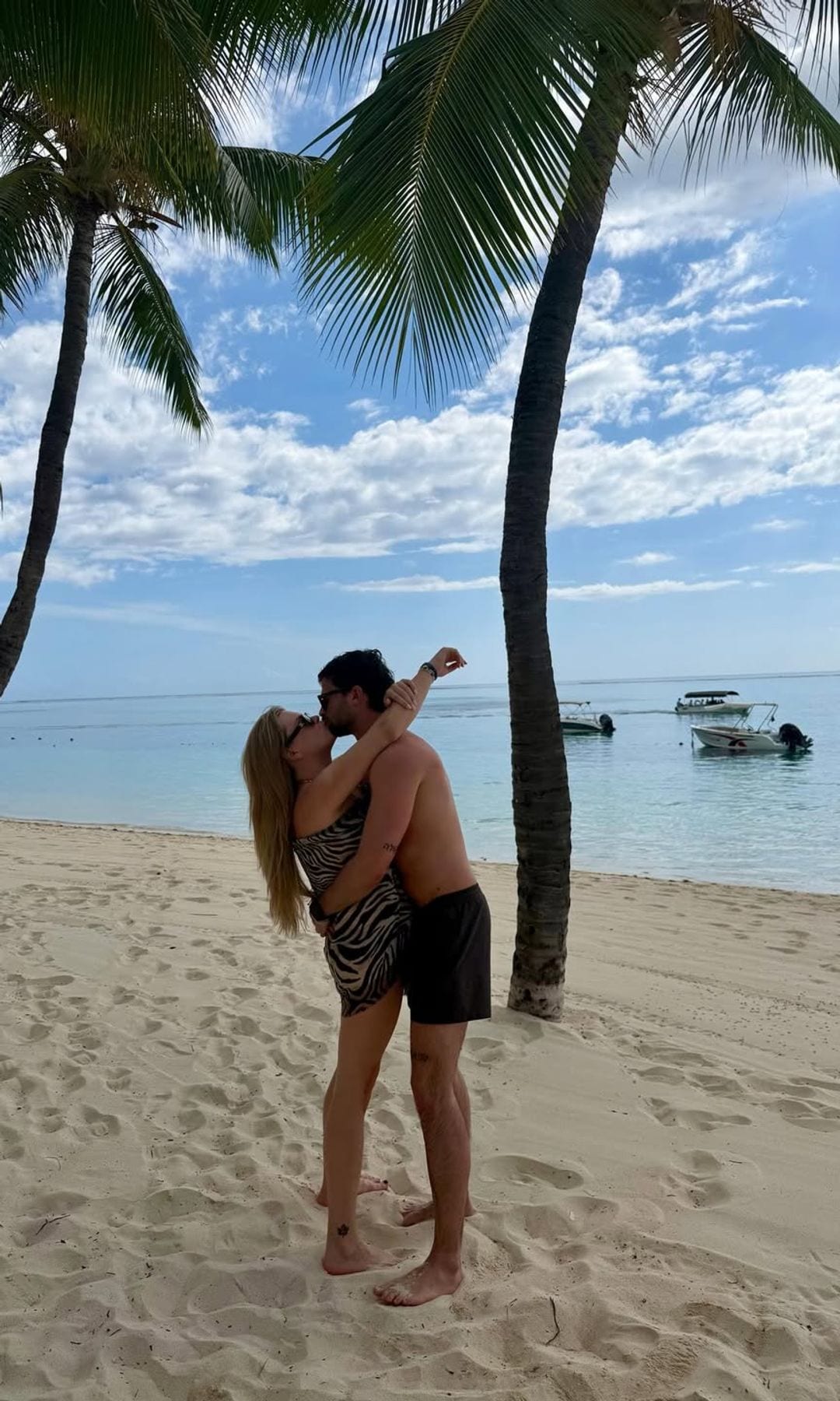 Camille Gottlieb, hija de Stéphanie de Mónaco, y su novio en Mauricio