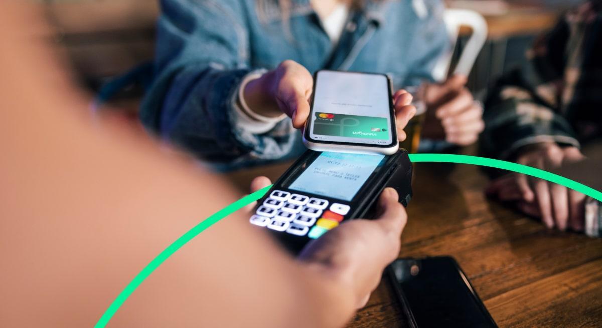 - Vincula la tarjeta a tu teléfono móvil o reloj inteligente para pagar rápidamente sin contacto