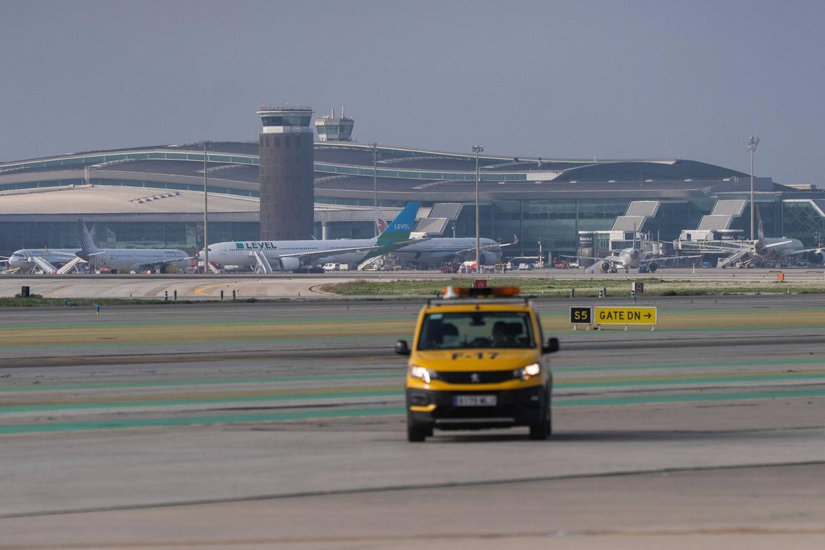 Terminal T1 del aeropuerto de Barcelona-El Prat, vista desde la pista marítima.