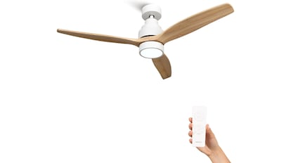 Ventilador de techo con aspas de madera clara.