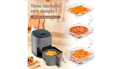 Freidora con tres rejillas sobre fondo blanco