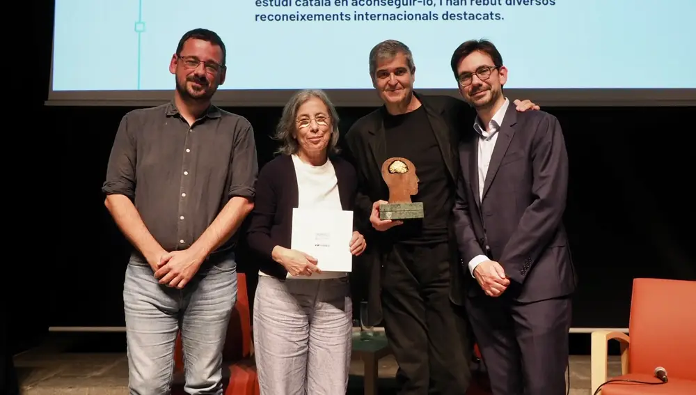 De izquierda a derecha: Lluc Salellas, alcalde de Girona; los premiados Carme Pigem y Rafael Aranda, de RCR Arquitectes; y Pau Xifra, presidente de Grupo Comexi