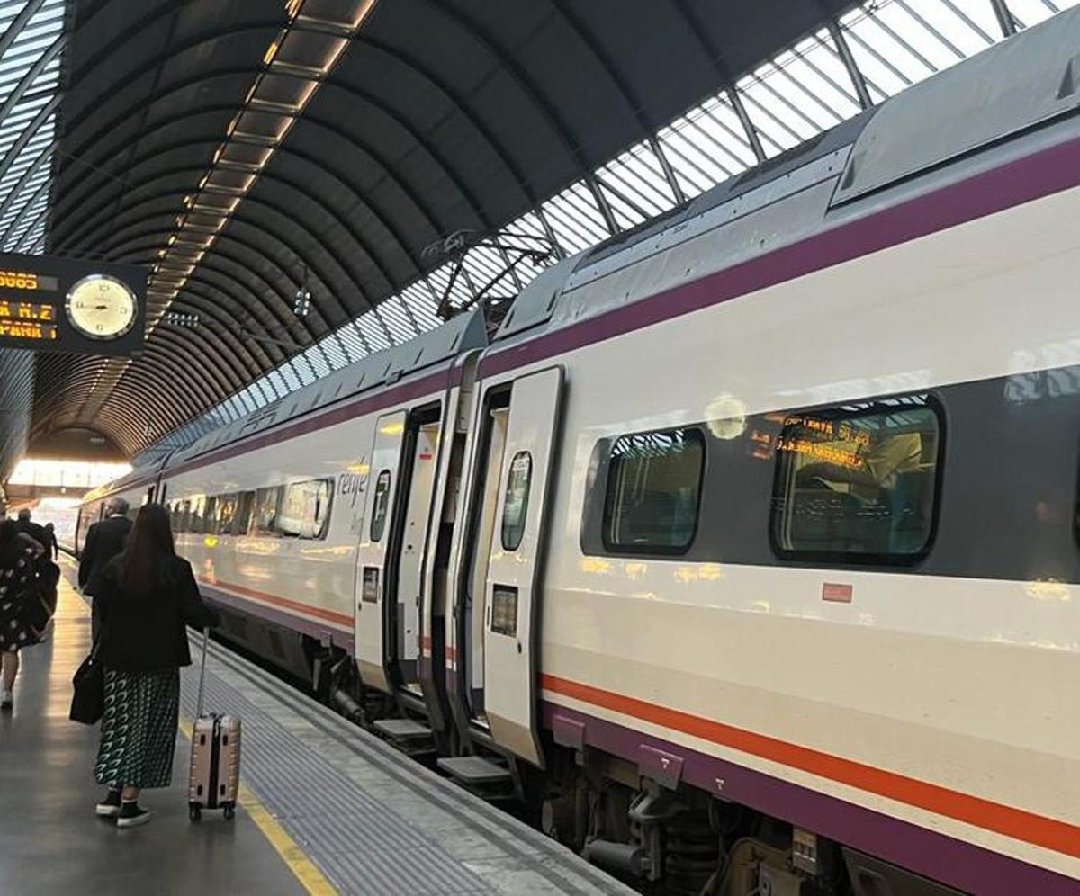 Unos viajeros subiéndose a un Avant. | PE