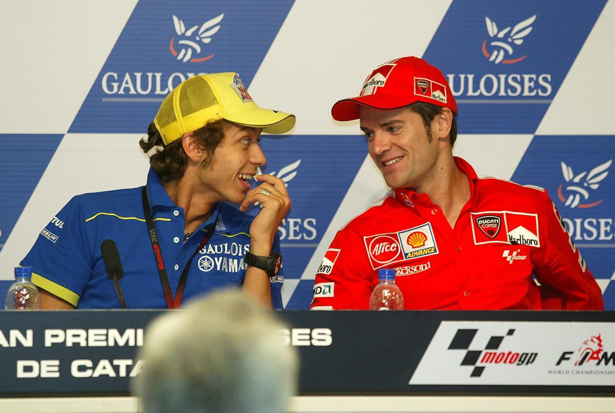 Carlos Checa con Valentino Rossi durante el Gran Premio de MotoGP de Cataunya 2005