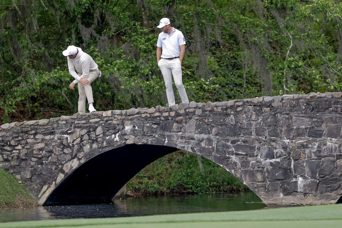 AUGUSTA (Estados Unidos), 06/04/2026.- Scottie Scheffler (L) de los EE.UU. y Sam Burns (R) del par estadounidense en Raes Creek desde el puente Byron Nelson en el hoyo 13 durante una ronda de práctica para el Torneo Masters 2026 en el Augusta National Golf Club en Augusta, Georgia, EE.UU., 06 de abril de 2026. El torneo de golf Masters comienza el 09 de abril de 2026. EFE/EPA/ERIK S. MENOR