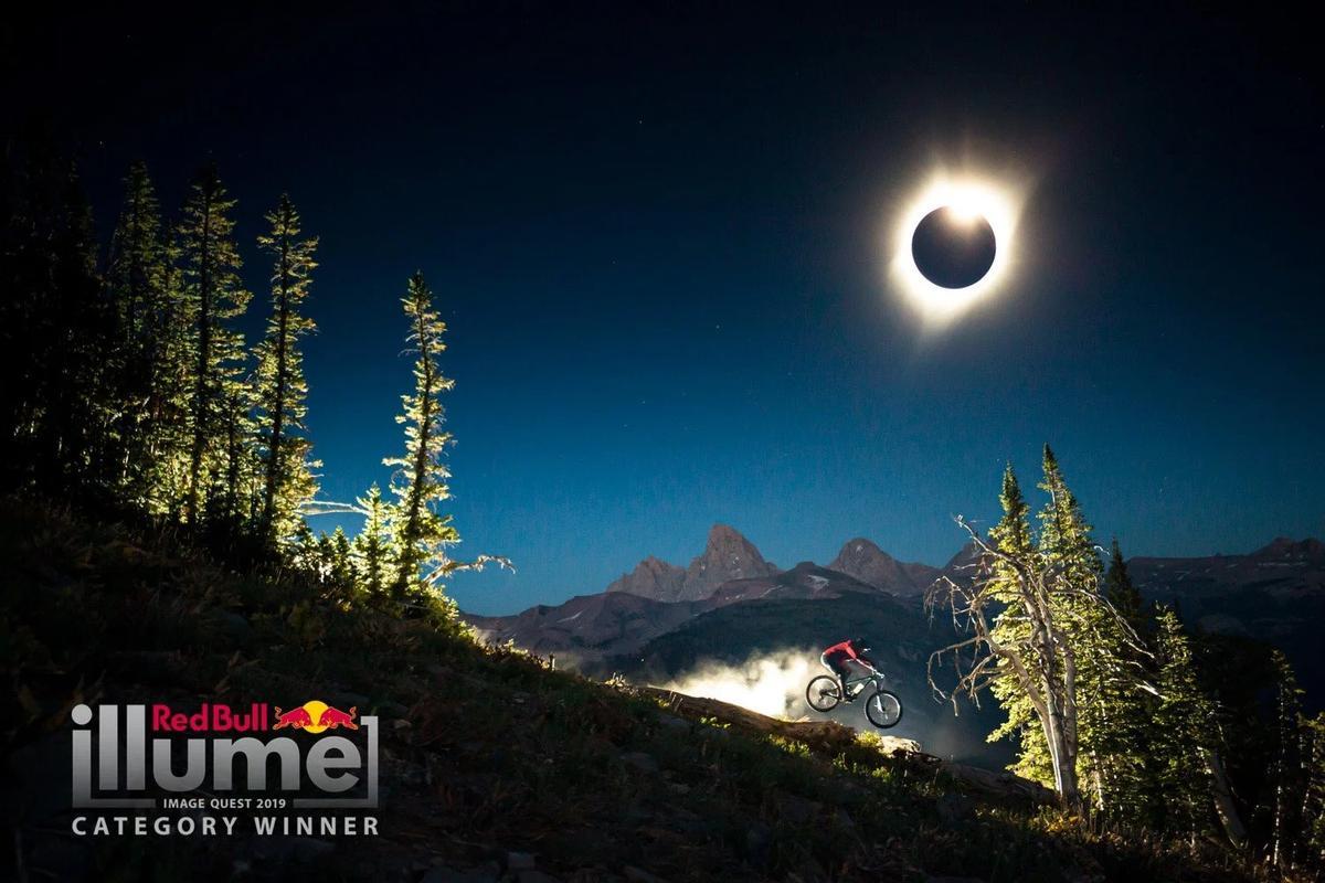 Fotografía ganando el primer premio de la categoría "crudo" del Red Bull Illume 2019