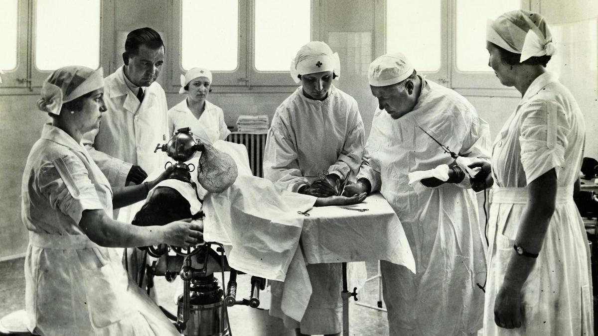 Clínica de Cirugía del Instituto de la Mujer Trabajadora en la calle Escorial 177. Intervención de los doctores Joaquín Soler Dopff y Fidel Saval. Interior (1935).