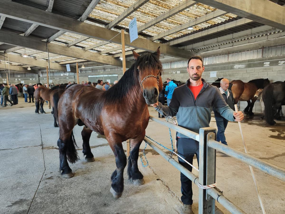 Pelayo Álvarez, en el mercado de Moscón, durante el concurso.