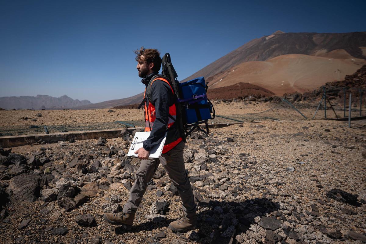 Francisco Sánchez lleva el pequeño gravímetro a la espalda.