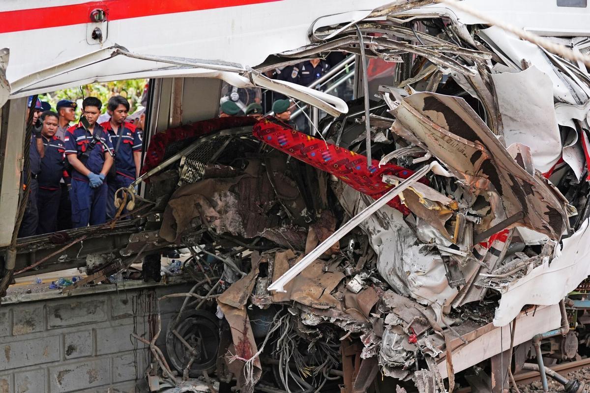 Restos de un tren después de una colisión en la estación East Bekasi en Bekasi, Indonesia, el martes 28 de abril de 2026.