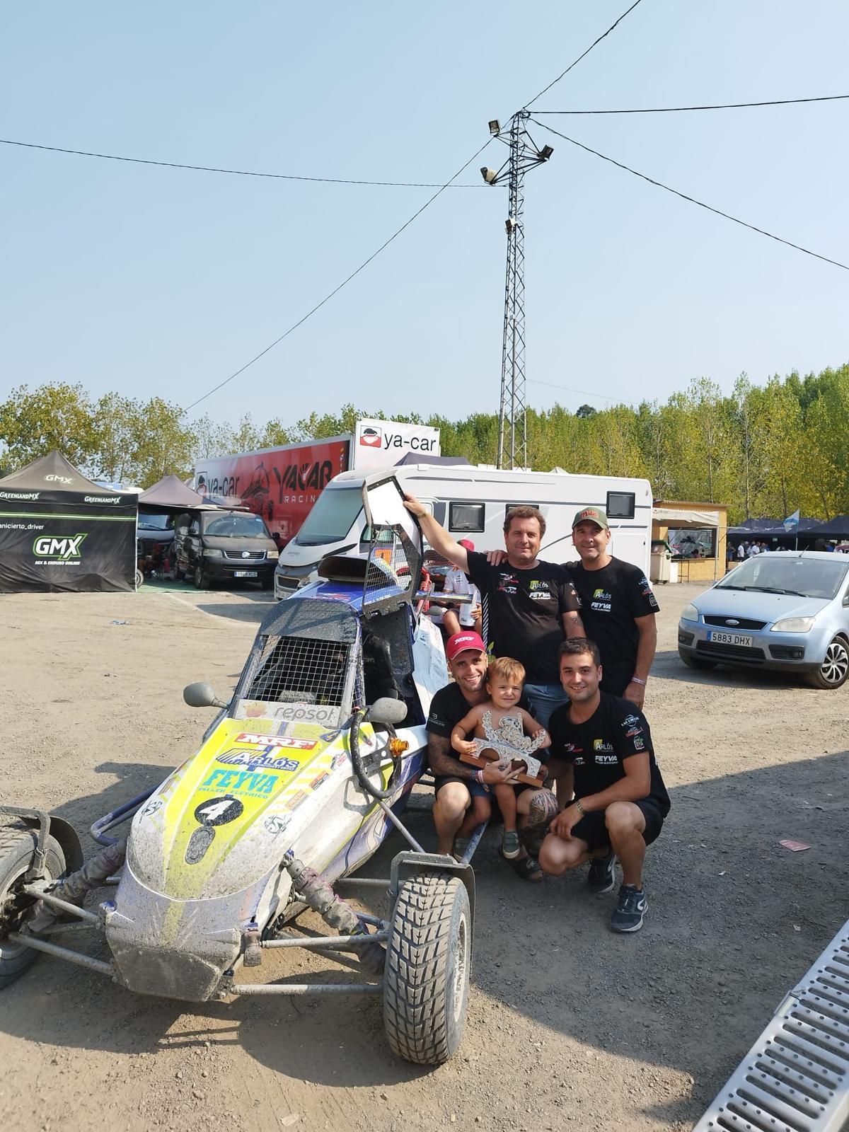 Juan García Pandiella, acompañado de su padre Juan García, su tío José Luis García, su "hermano" Daniel López y su hijo Carlos López, durante una competencia
