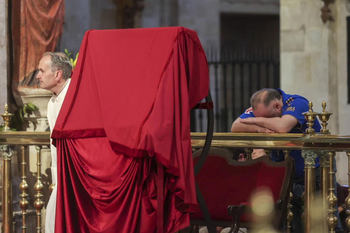 La Catedral, abarrotada el Viernes Santo para presenciar la Sábana Santa La Catedral, abarrotada el Viernes Santo para presenciar la Sábana Santa