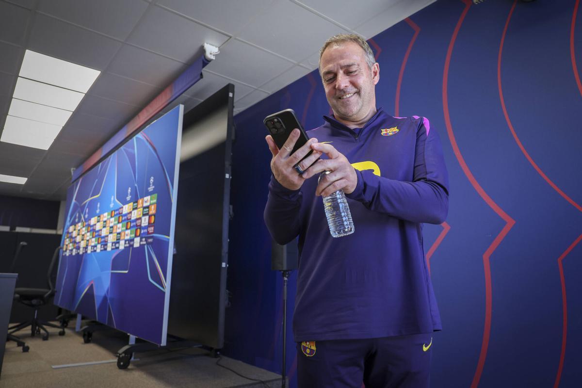 Flick abandona la sala de prensa este martes.