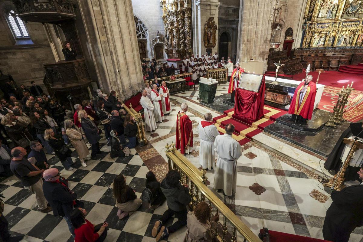 La Catedral, abarrotada el Viernes Santo para presenciar la Sábana Santa La Catedral, abarrotada el Viernes Santo para presenciar la Sábana Santa