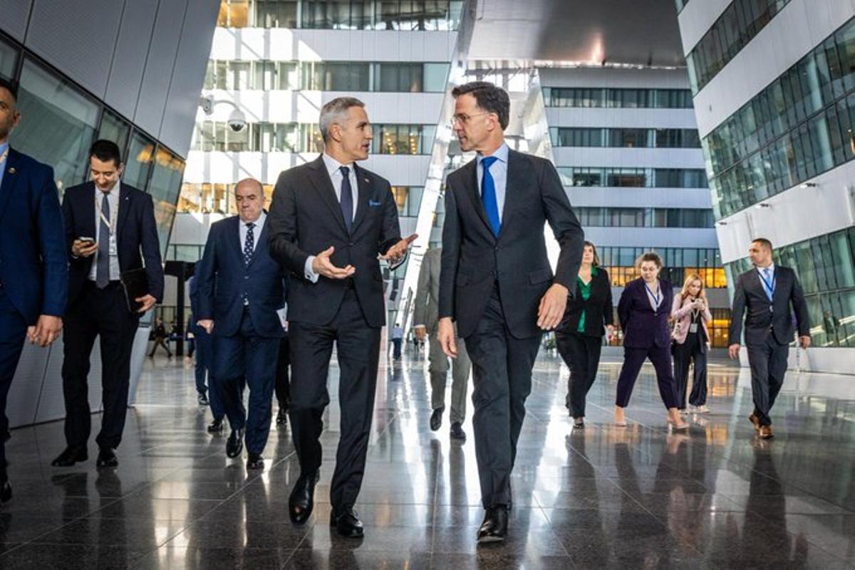 El interior distópico de la sede de la OTAN en Bruselas. En la foto, el Secretario General Mark Rutte con el Primer Ministro búlgaro Andrey Burov el 19 de marzo.
