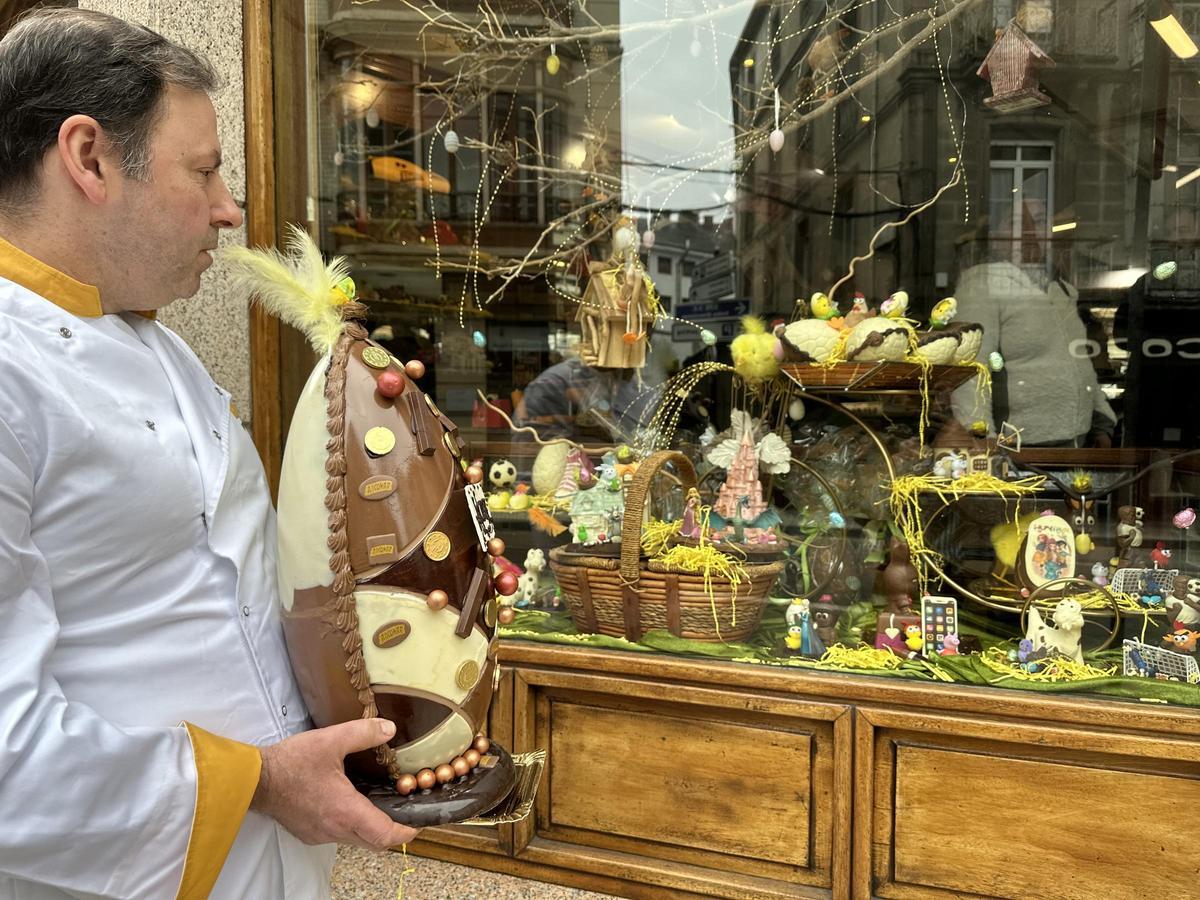 El pastelero observa el escaparate, en la Plaza de los Pachorros.