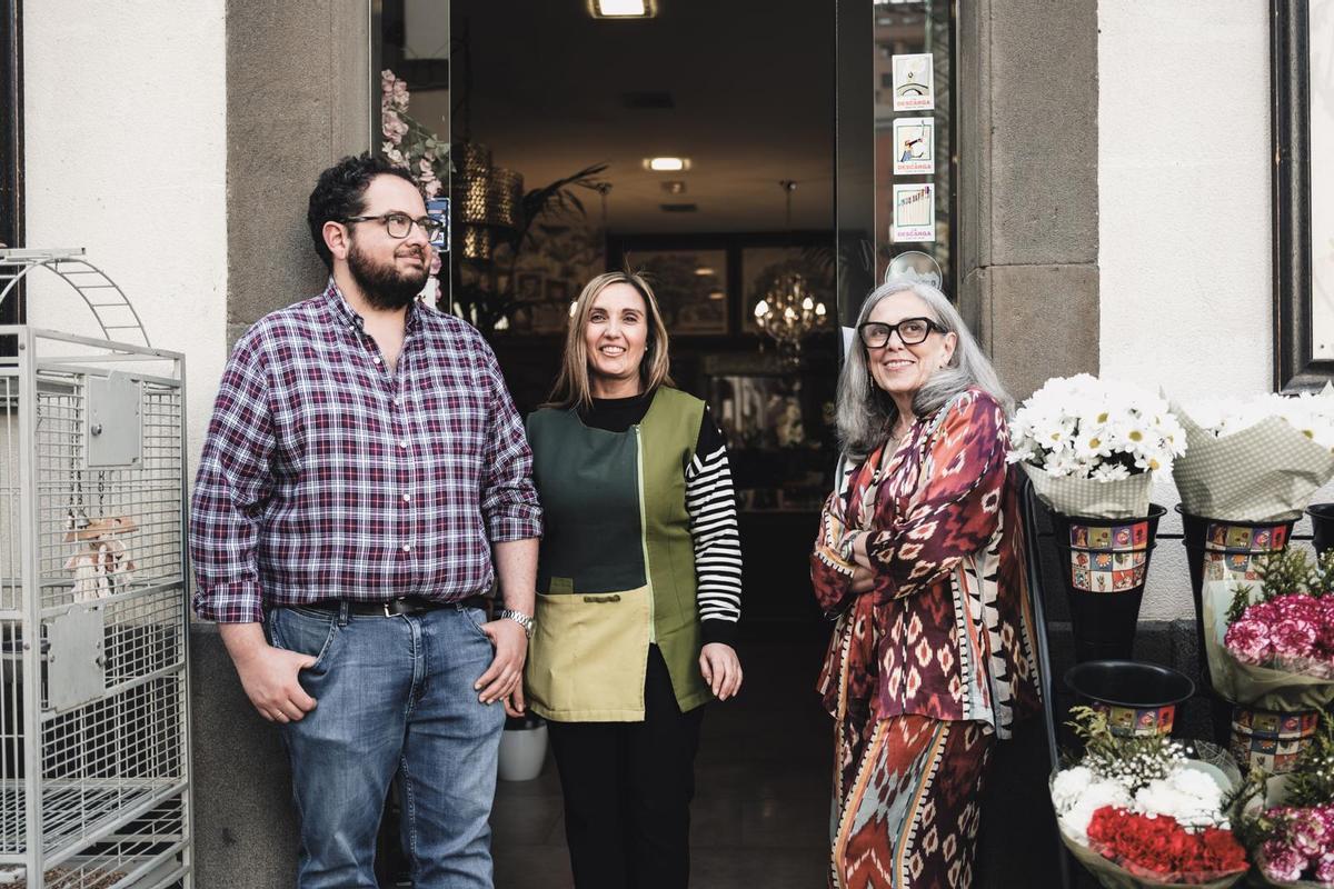 Kiti con su hijo Alberto y Yolanda, la dependienta.