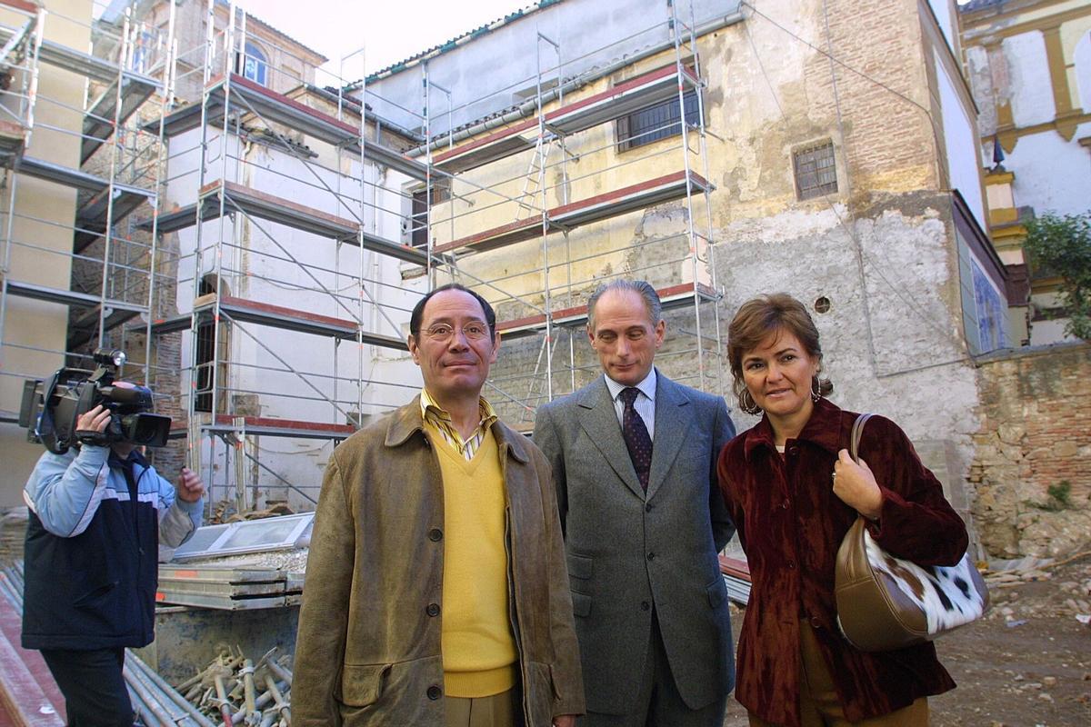 el hijo de Pablo Ruiz Picasso, Claude; el nieto del artista, Bernard); y la consejera andaluza de Cultura, Carmen Calvo, durante la visita que realizaron hoy a las obras del Museo Picasso de Málaga en 2003