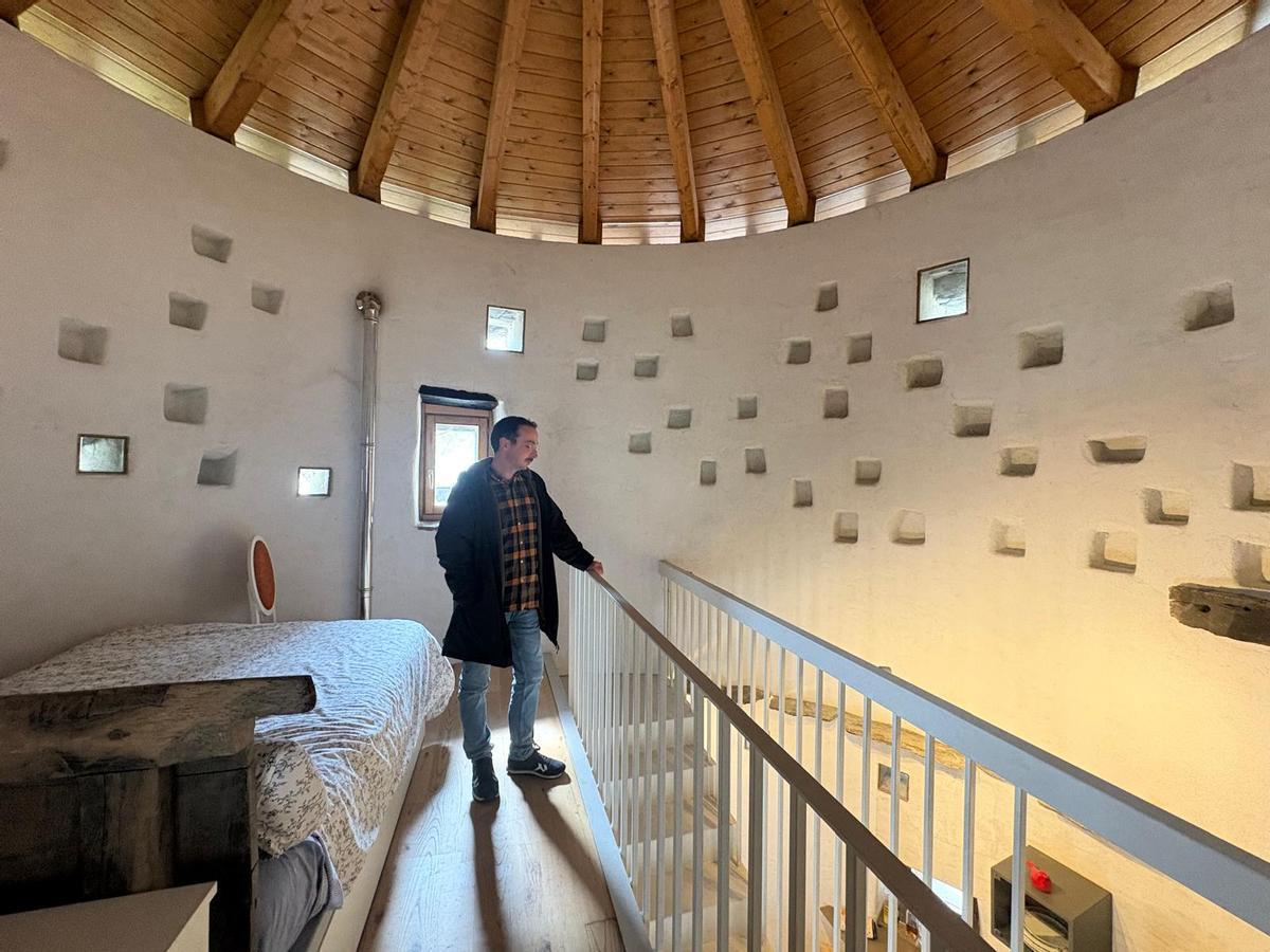 Francisco Lera observa la construcción desde la planta superior, dedicada a viviendas.