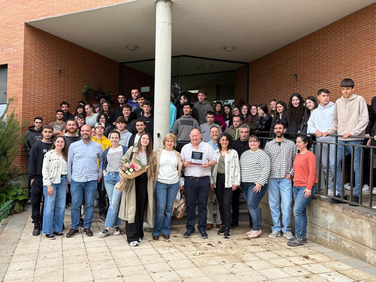 Alumnos y equipo docente del Departamento de Agricultura con el homenajeado Hilario López.