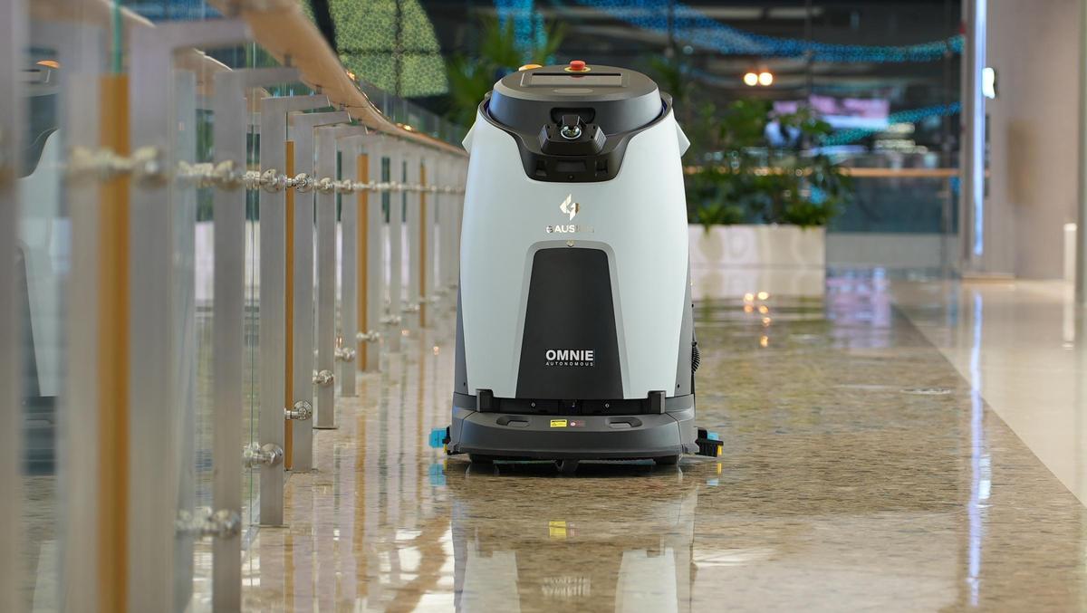 Fregadora autónoma Omnie, en un centro comercial
