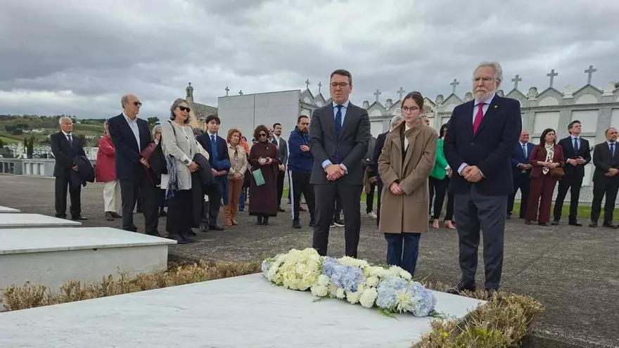 La localidad lucense de Ribadeo, en la ribera gallega del Eo, rinde homenaje a la figura de Leopoldo Calvo-Sotelo en el primer centenario de su nacimiento