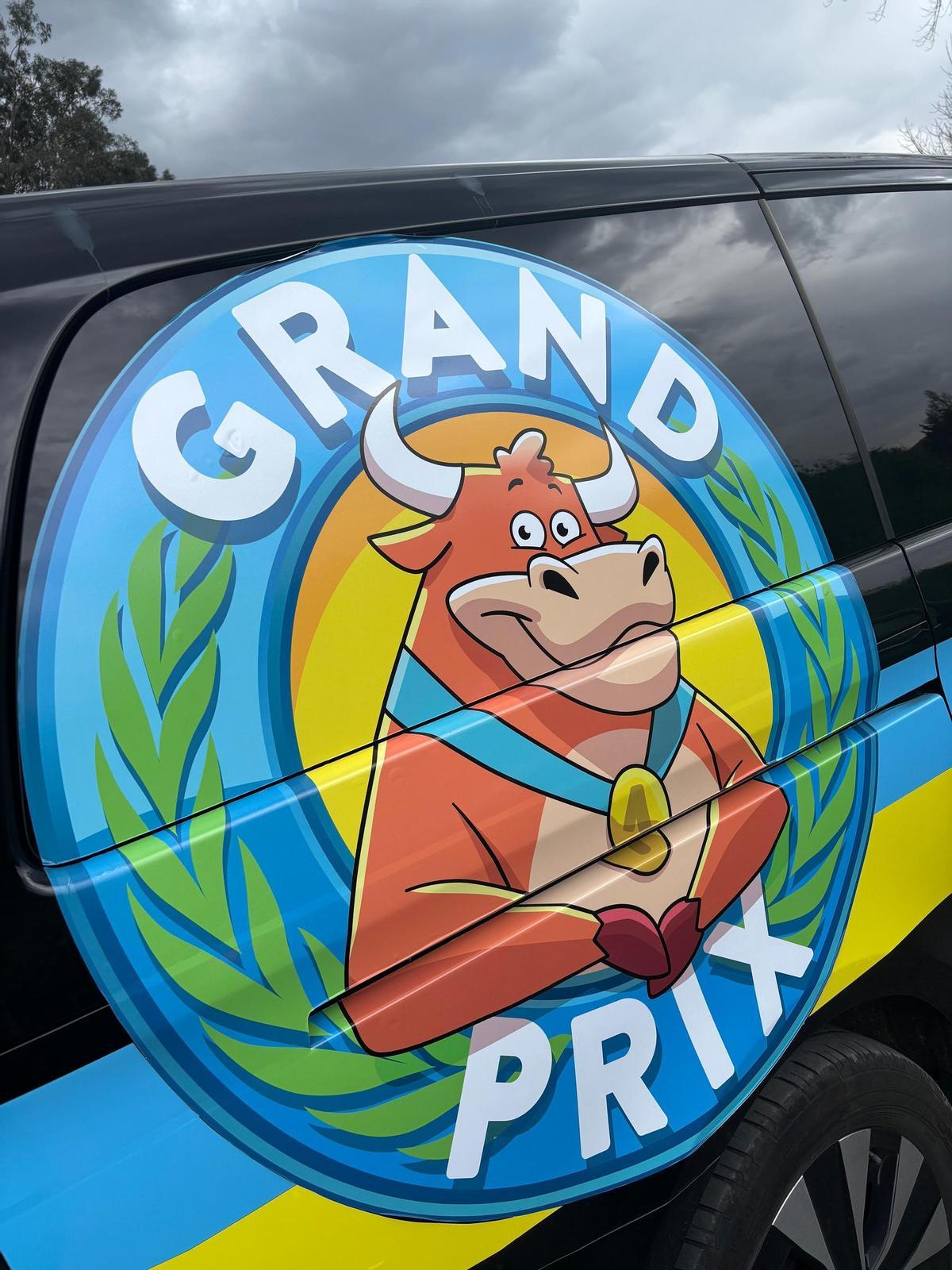 Uno de los vehículos de producción oficiales del "Gran Premio" en Pravia.