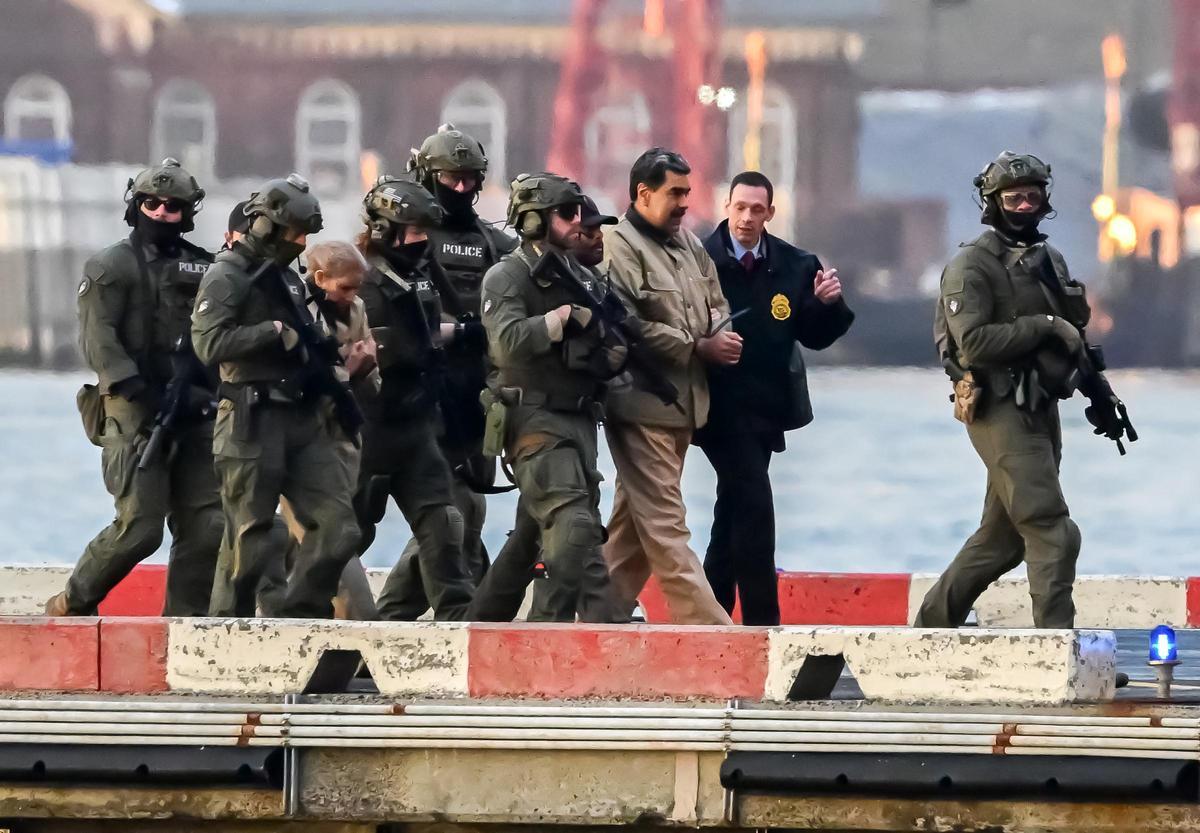 Archivo - El presidente de Venezuela, Nicolás Maduro, llega bajo custodia de fuerzas estadounidenses al helipuerto de Wall Street, en el distrito neoyorquino de Manhattan, Nueva York, para ser llevado ante un tribunal