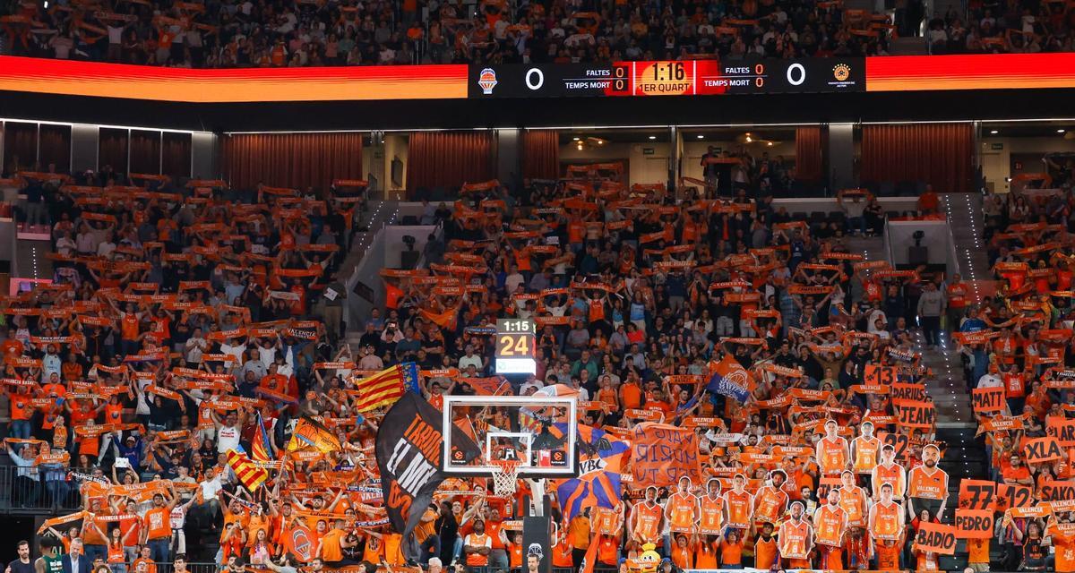 La afición llenó el Roig Arena y despidió a los jugadores con aplausos.