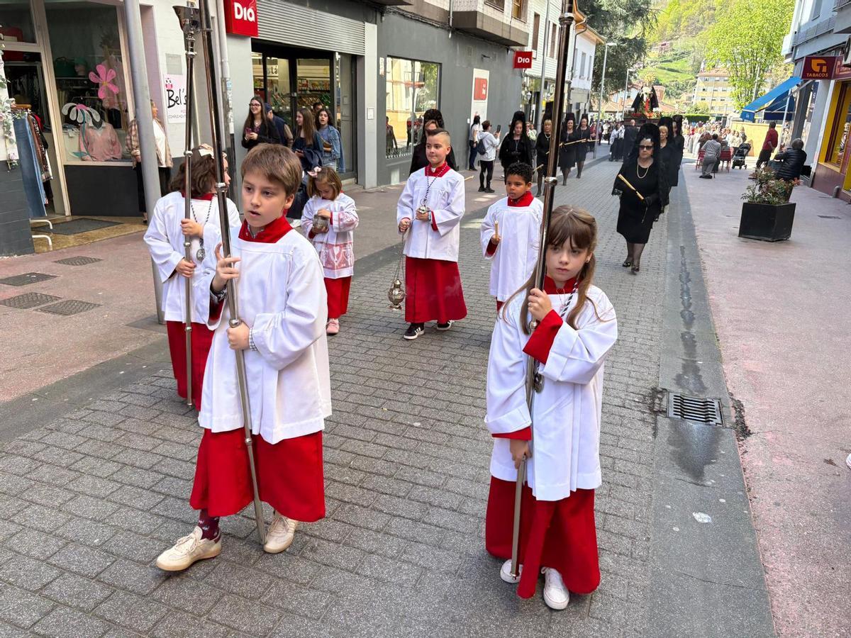 Procesión de la Soledad de la Virgen en Pola de Laviana