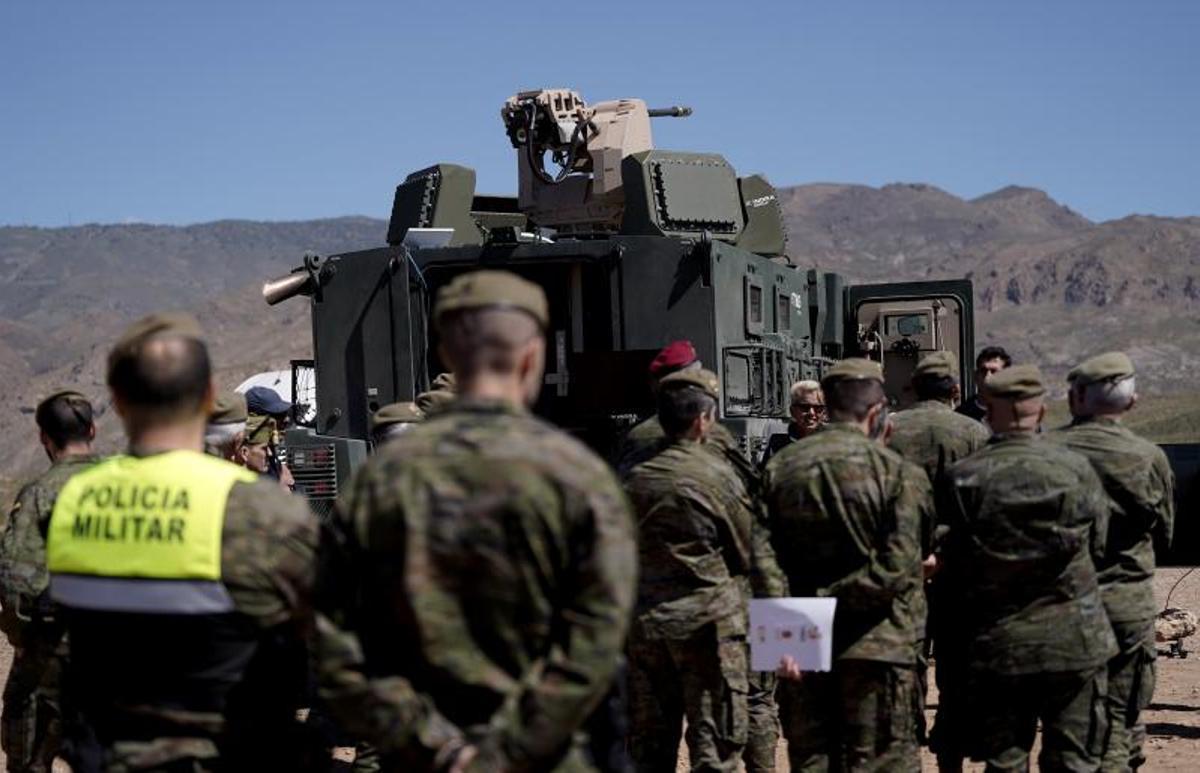 Un grupo de altos oficiales del Ejército frente a una torre autónoma con sistema antidrones con radares Escribano e Indra.